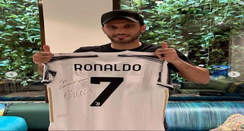 رونالدو يمنح قميصه لعمر السومة واللاعب: مثلي الأعلى